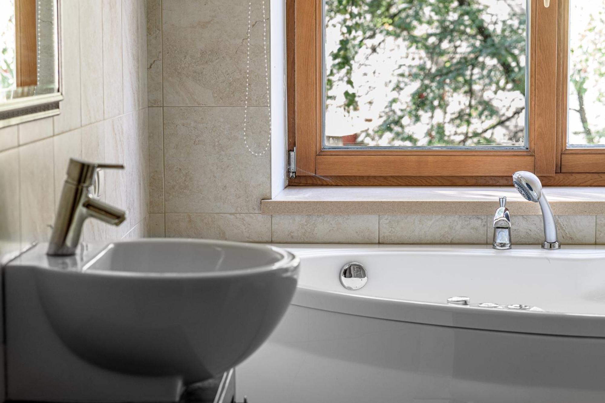 Jacuzzi Apartments X Free Parking X Self Check-In 24X7 By H&H VNO Exteriör bild